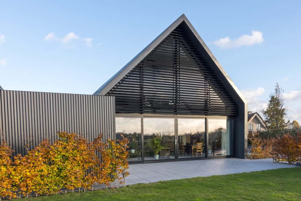 Loft met met kantelbare lamellen in een grote driehoek