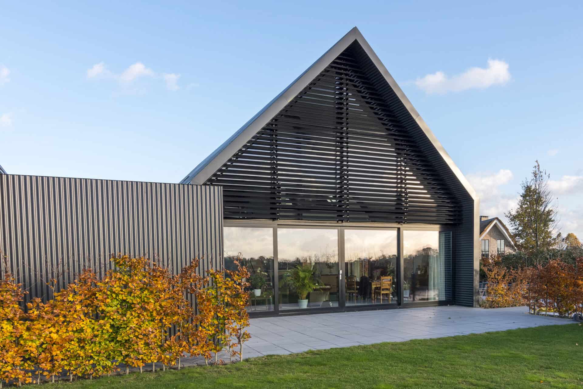 Loft met met kantelbare lamellen in een grote driehoek