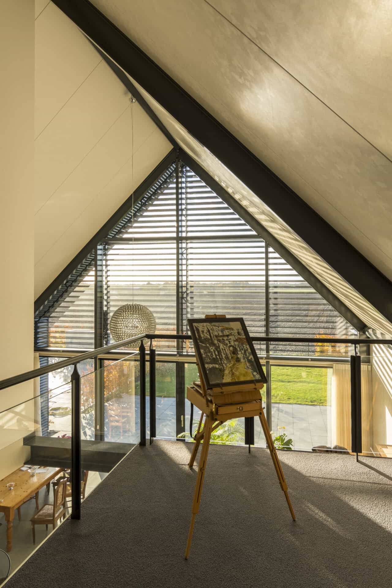 Moderne loft met kantelbare lamellen zicht van binnen naar buiten