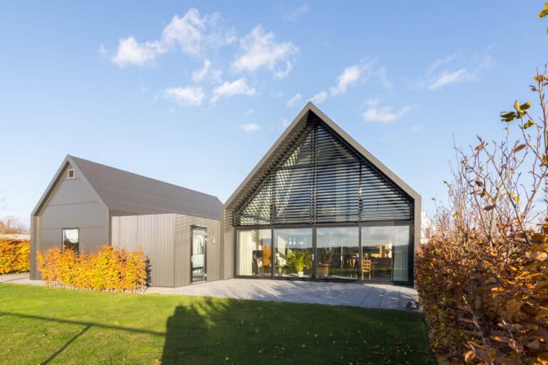 Loft met kantelbare lamellen in een driehoek