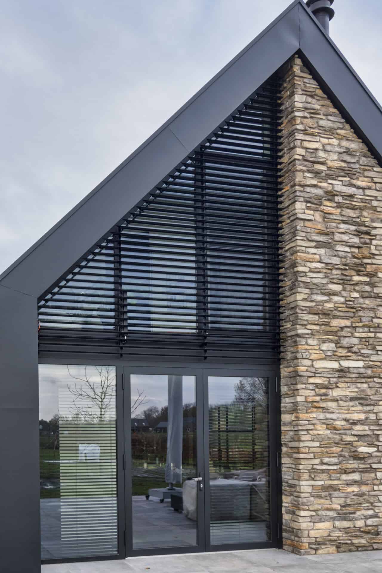 Kantelbare lamellen in puntraam naast schoorsteen