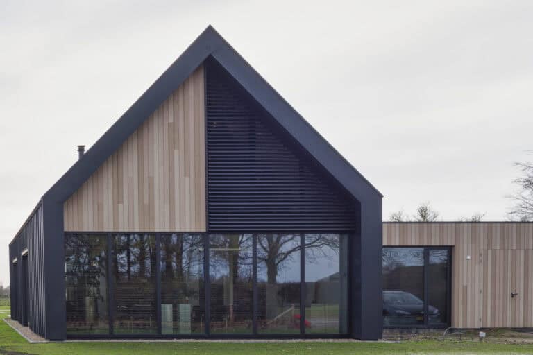 loft met kantelbare lamellen op een puntraam