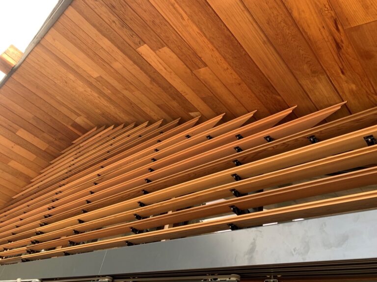 Houten lamellen in puntgevel