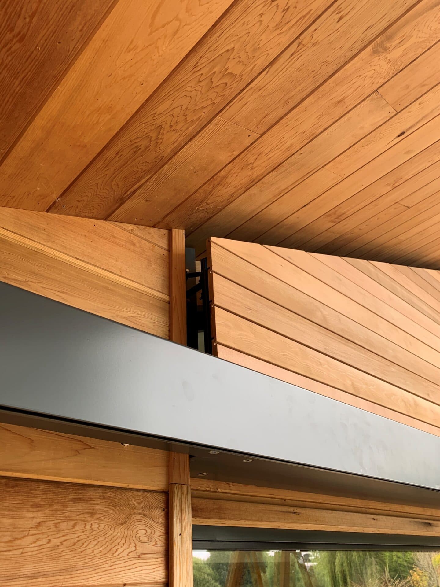 Close-up Houten lamellen in puntgevel