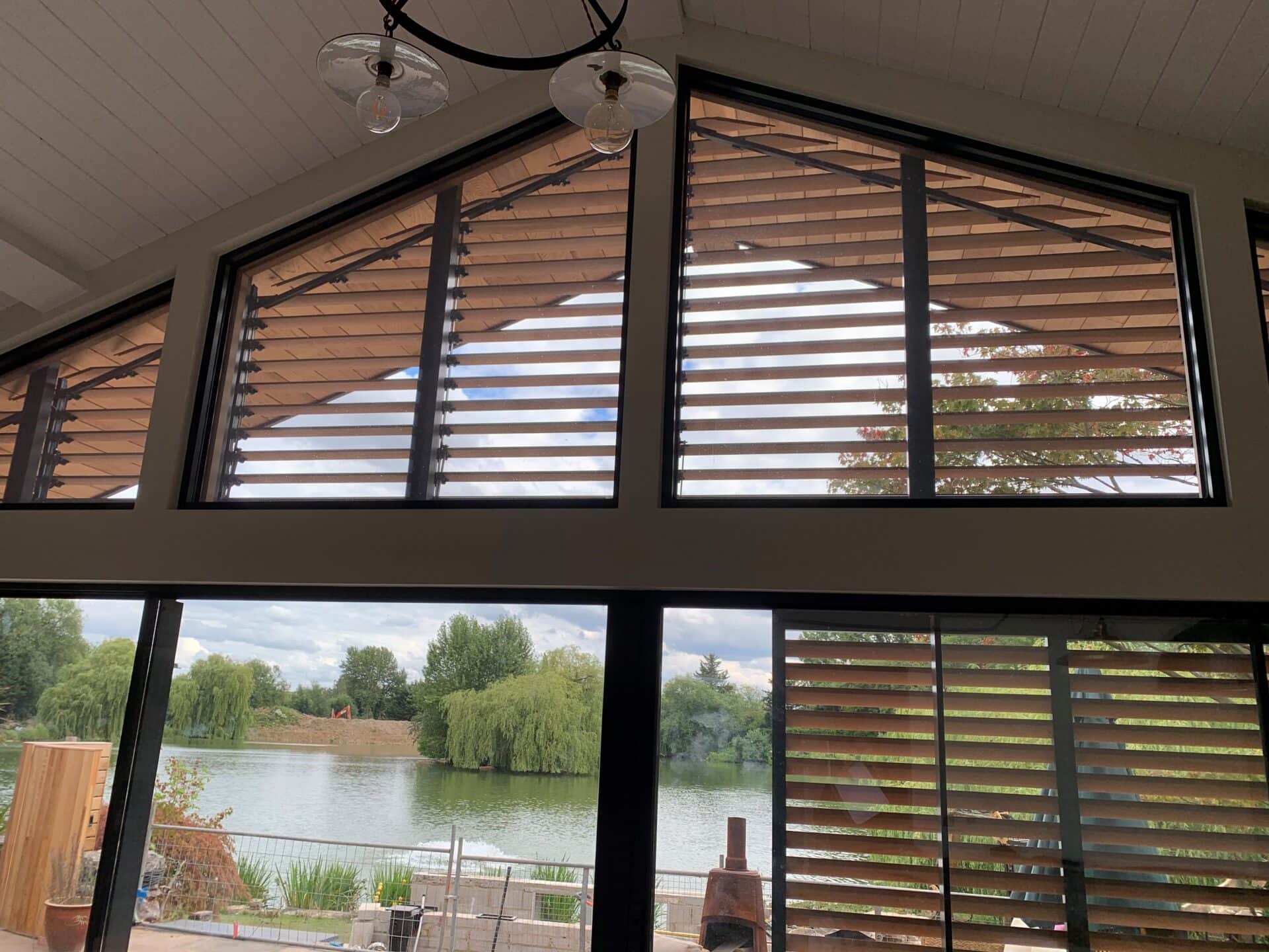 binnenkant van de woning met schuifpanelen met houten lamellen