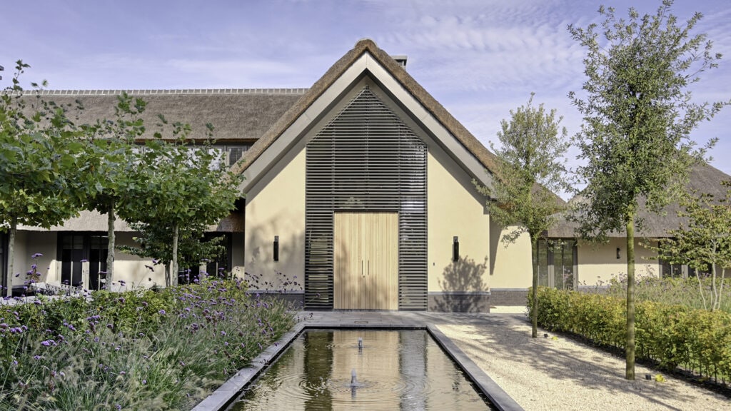 Landelijke villa met kantelbare lamellen tot in de nok om en rond de voordeur