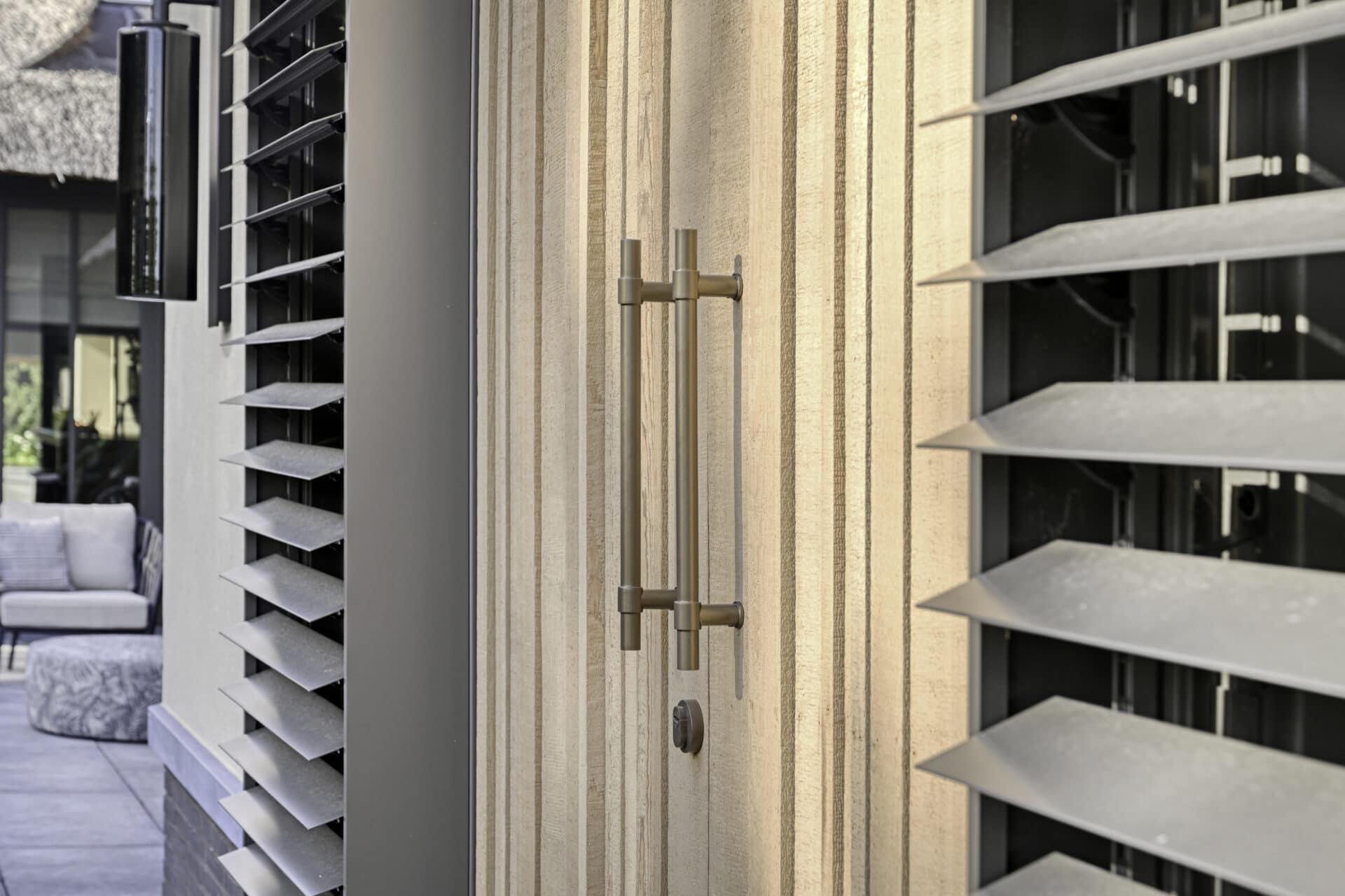 Close-up van de deur van landelijke villa met kantelbare lamellen tot in de nok om en rond de voordeur