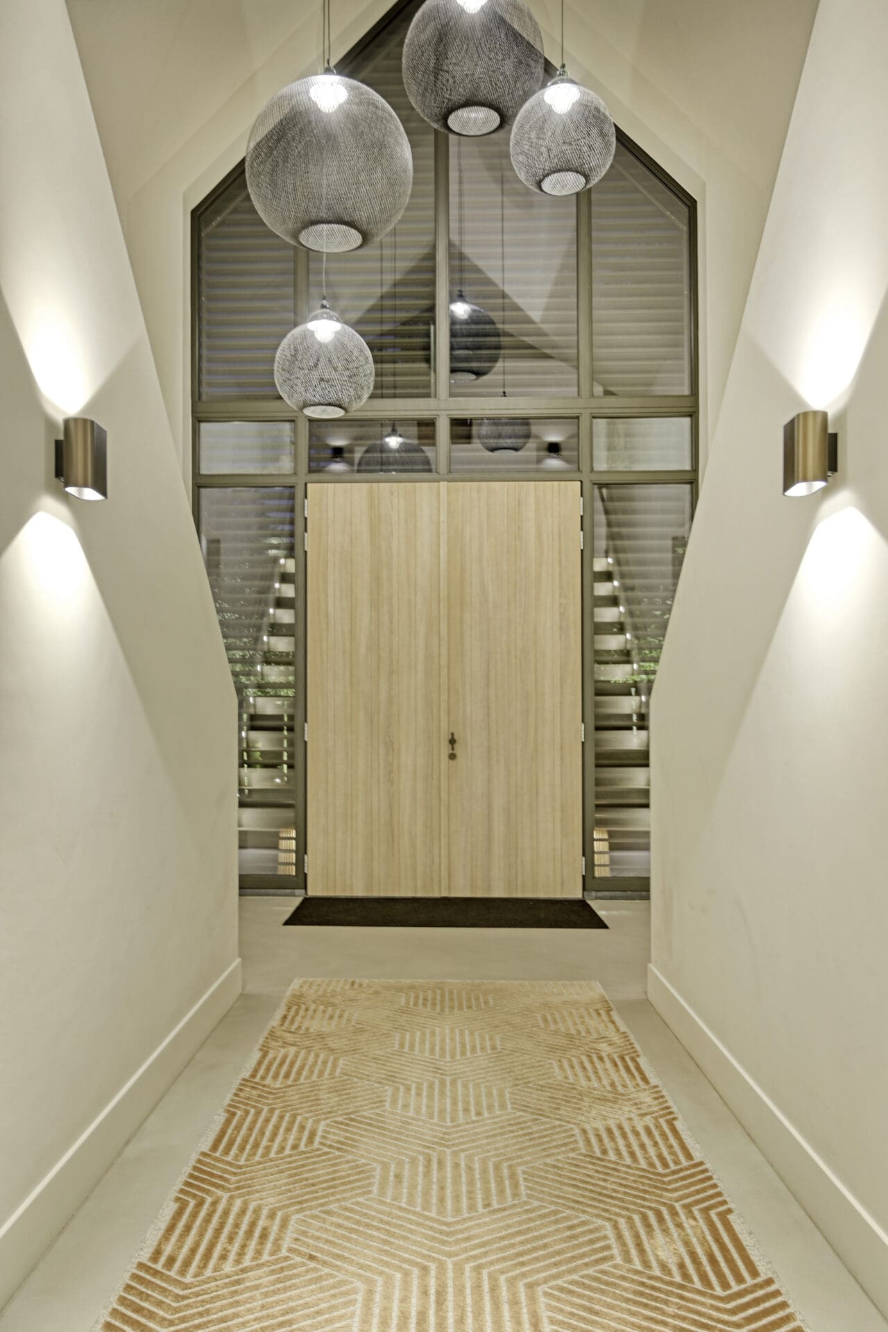 Binennkant van de voordeur met lamellen in gesloten stand