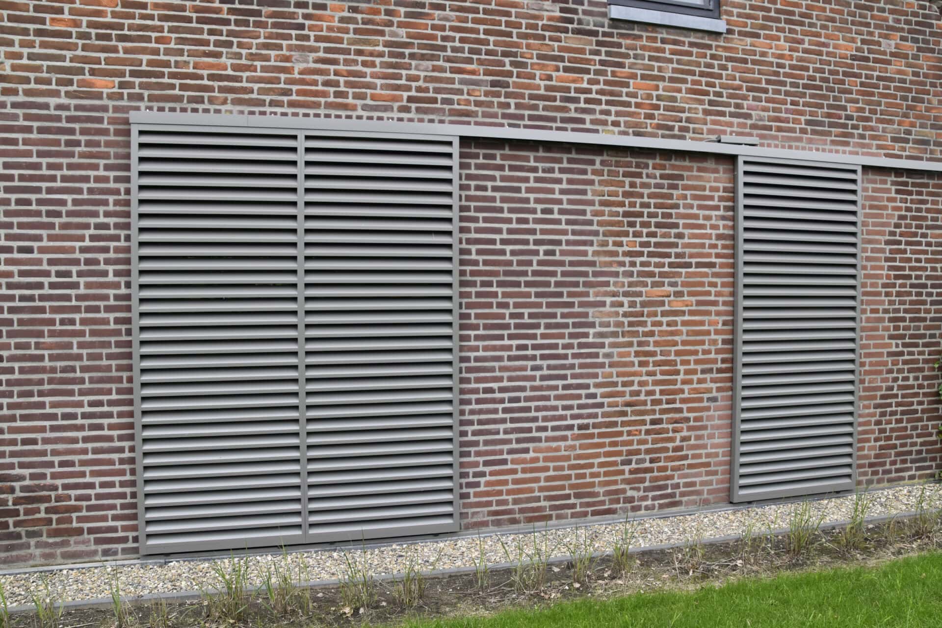 Klassieke woning met schuifpanelen met vaste lamellen aan de gevel, voor het raam