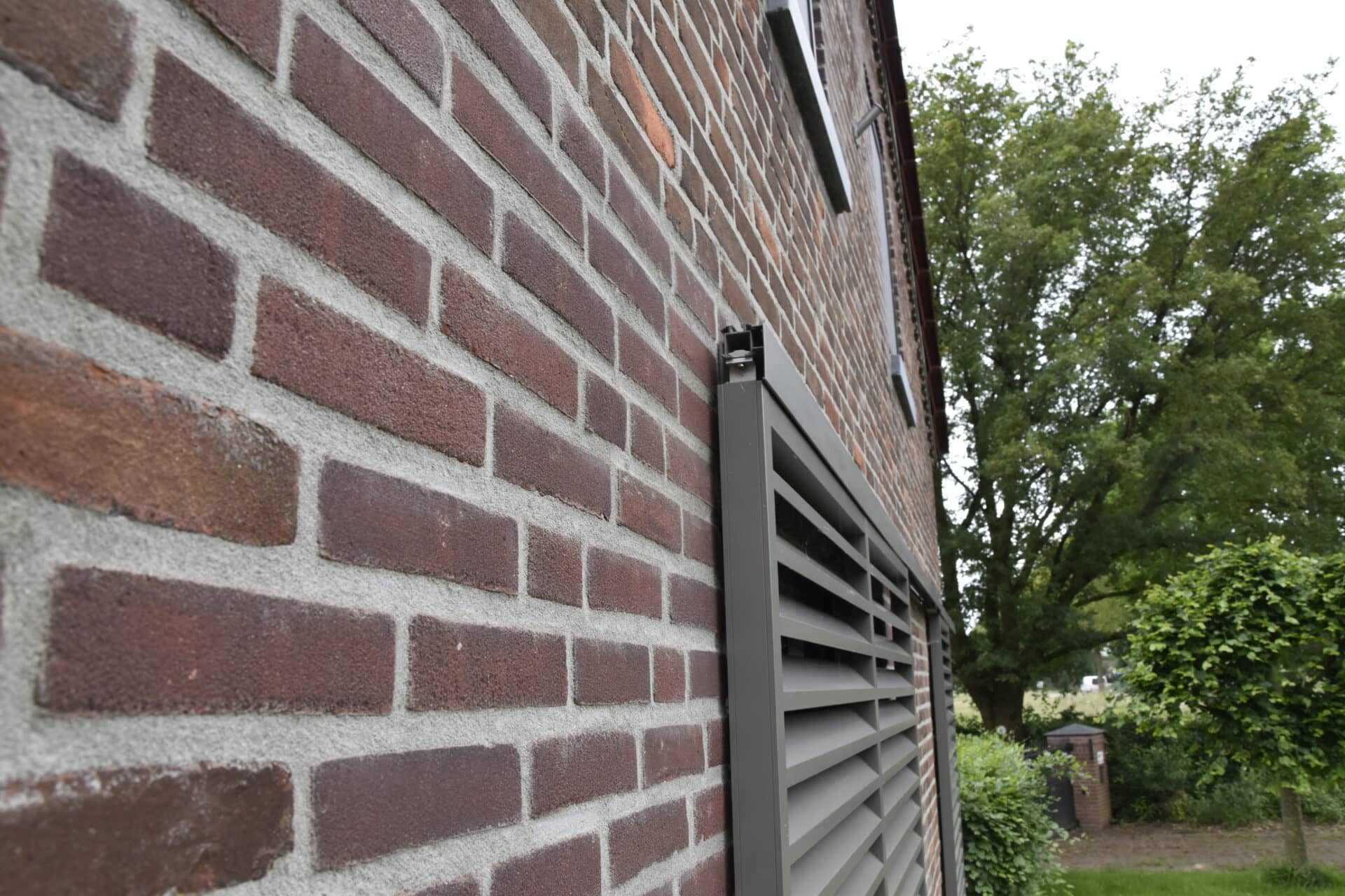 Close-up van schuifpaneel met rails