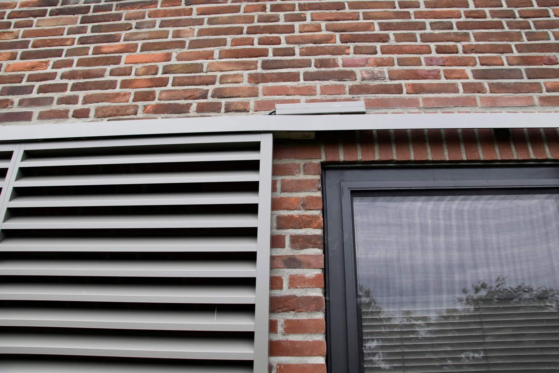 Close-up van schuifpanelen met motor