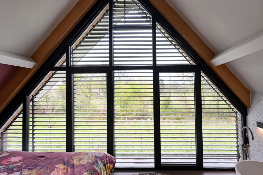 Binnenaanzicht van een puntgevel met lamellen in open stand