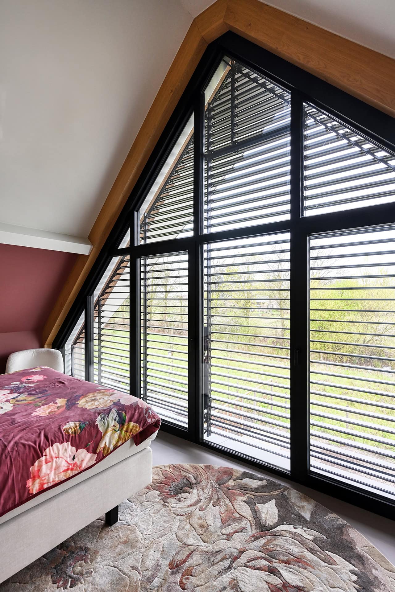 Binnenaanzicht van een puntgevel met lamellen in open stand