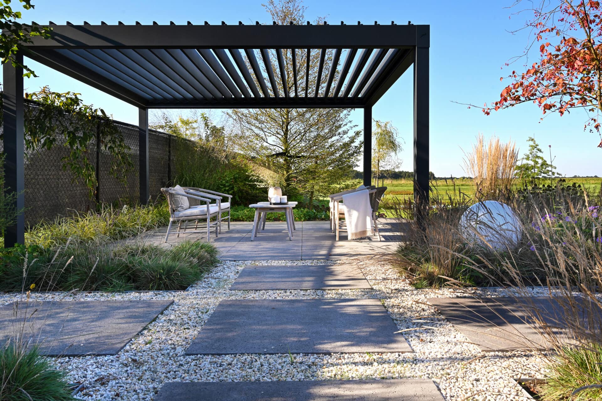 Vrijstaand lamellendak als terrasoverkapping