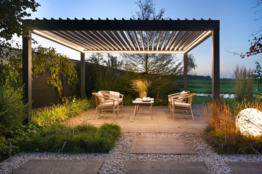 Vrijstaand lamellendak als terrasoverkapping met ledverlichting geïntegreerd