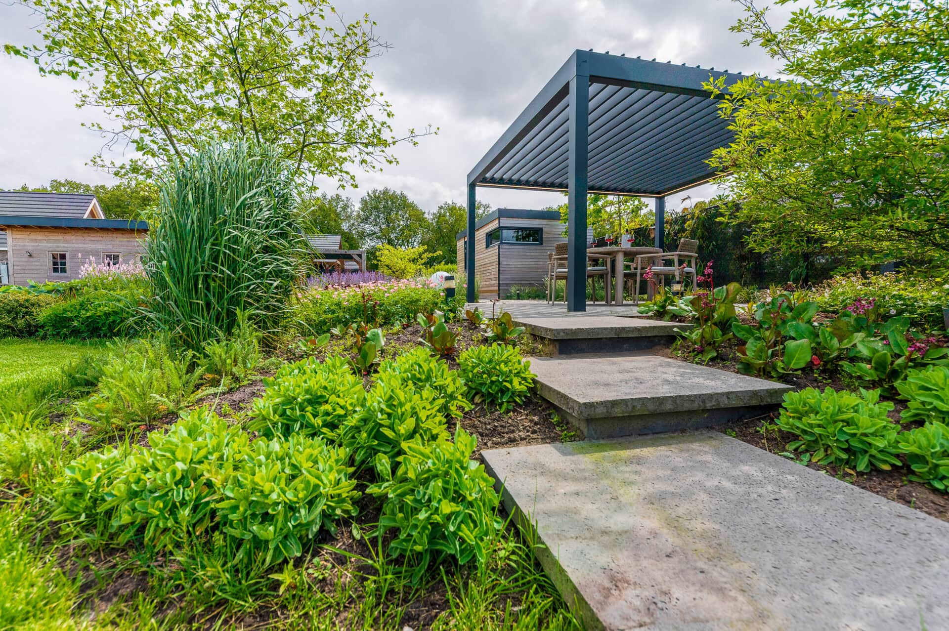 Vrijstaand lamellendak als terrasoverkapping