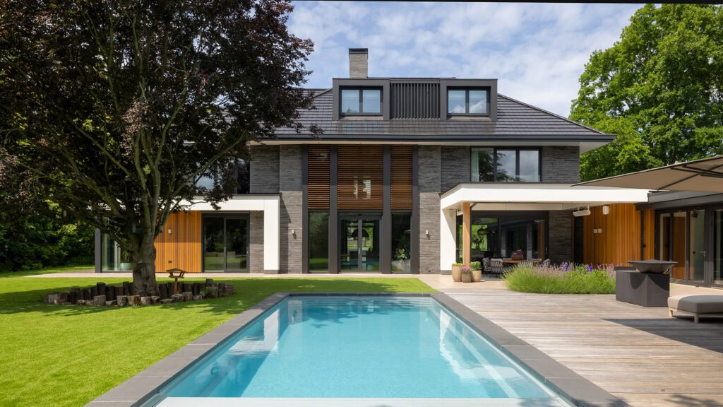 Moderne villa met vaste houten lamellen in rechthoek