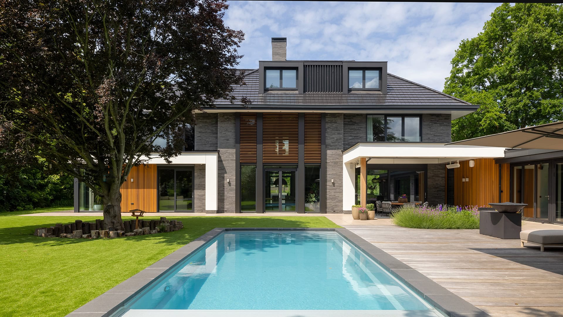 Moderne villa met vaste houten lamellen in rechthoek