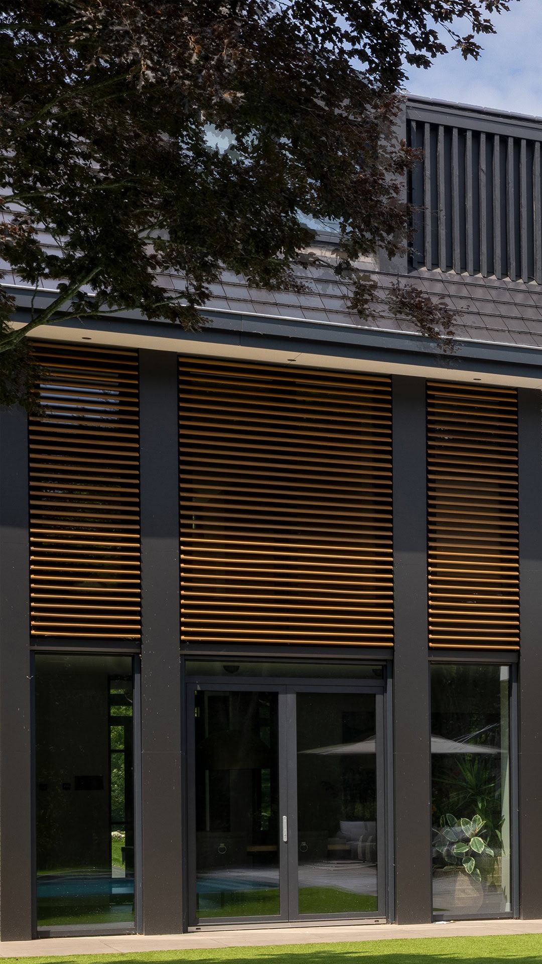 Moderne villa met vaste houten lamellen in rechthoek