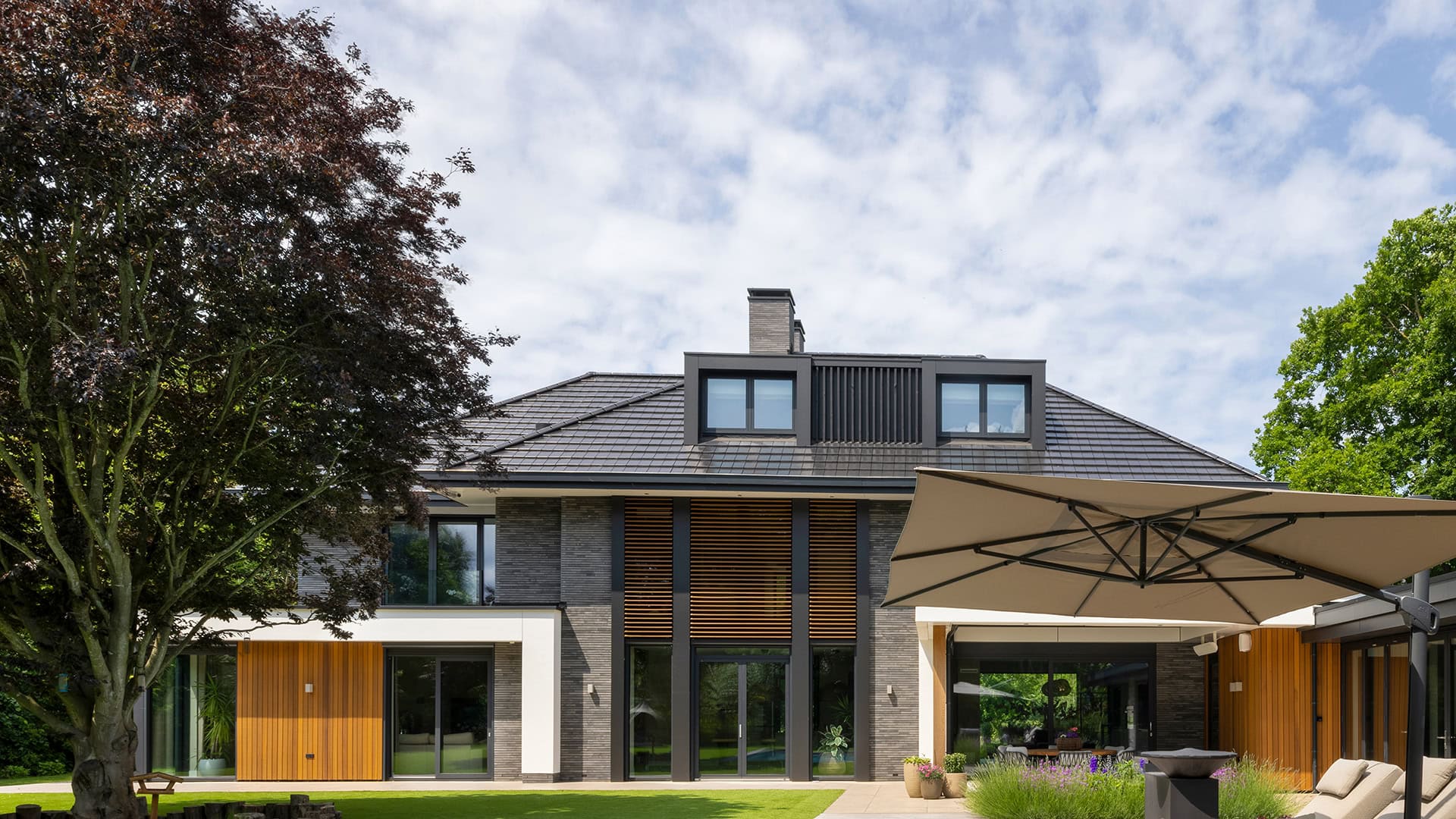 Moderne villa met vaste houten lamellen in rechthoek