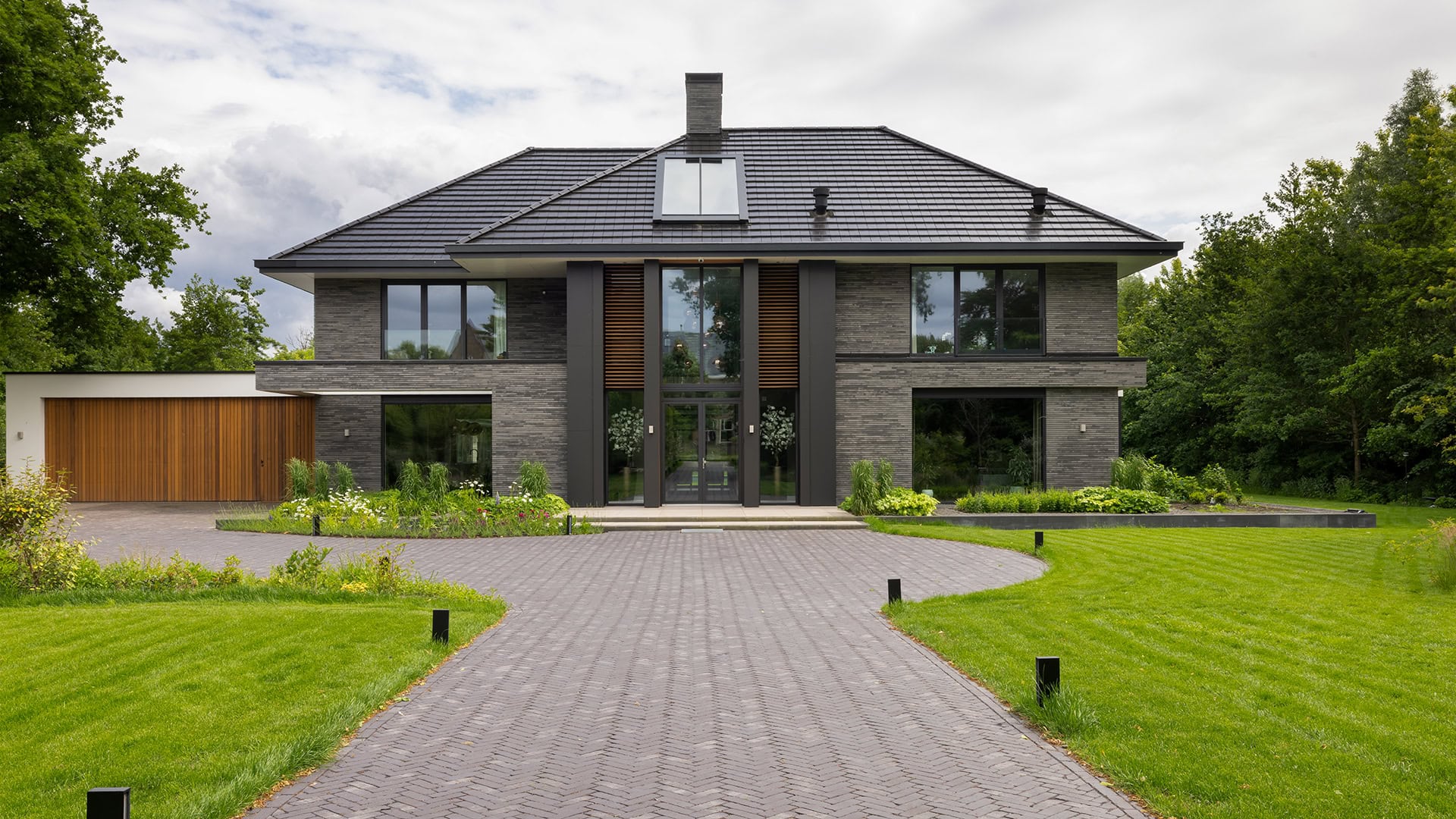 Moderne villa met vaste houten lamellen in rechthoek