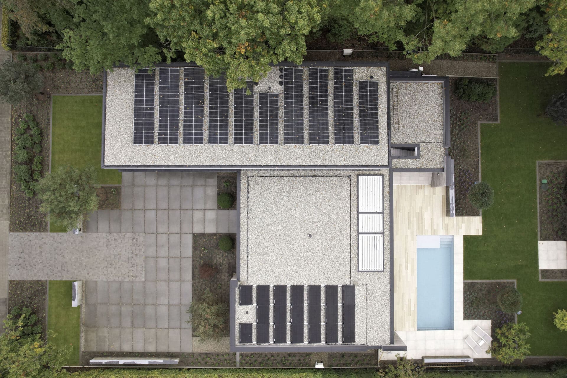 Bovenaanzicht moderne villa met 3 inbouw lamellendaken