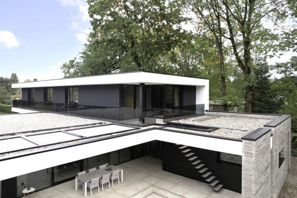 Schuin aanzicht van moderne villa met 3 inbouw lamellendaken