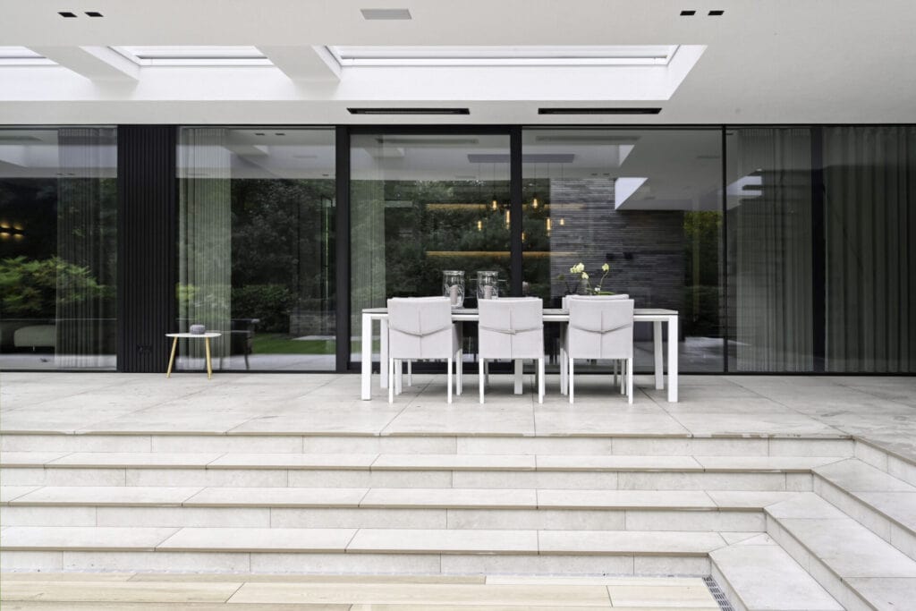 Moderne villa met 3 inbouw lamellendaken boven terras