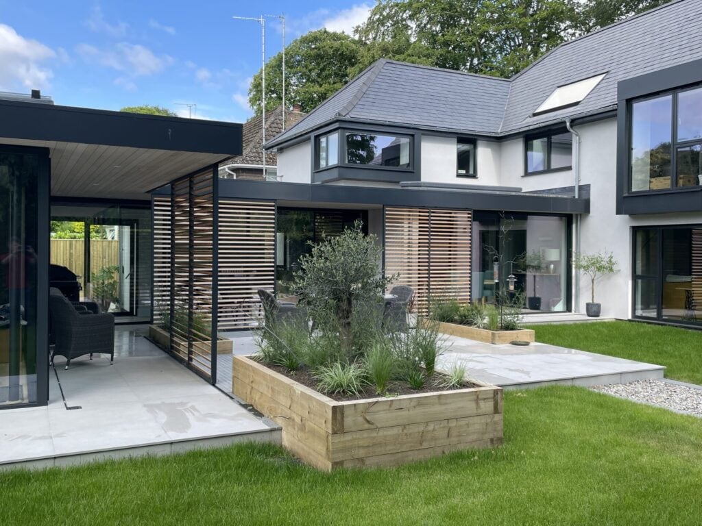 Houten schuifpanelen naadloos ingebouwd