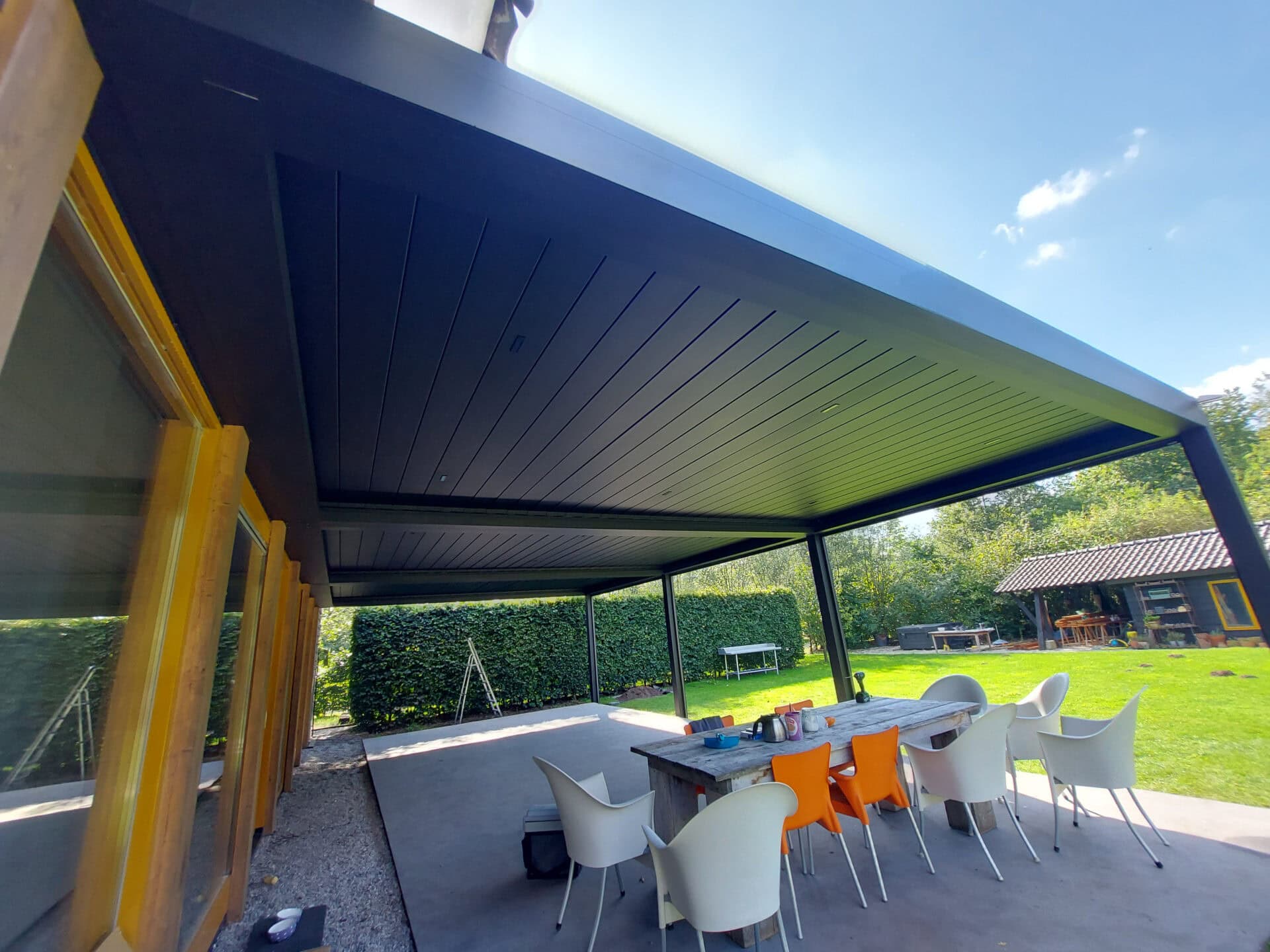 Aanbouw lamellendak in gesloten stand