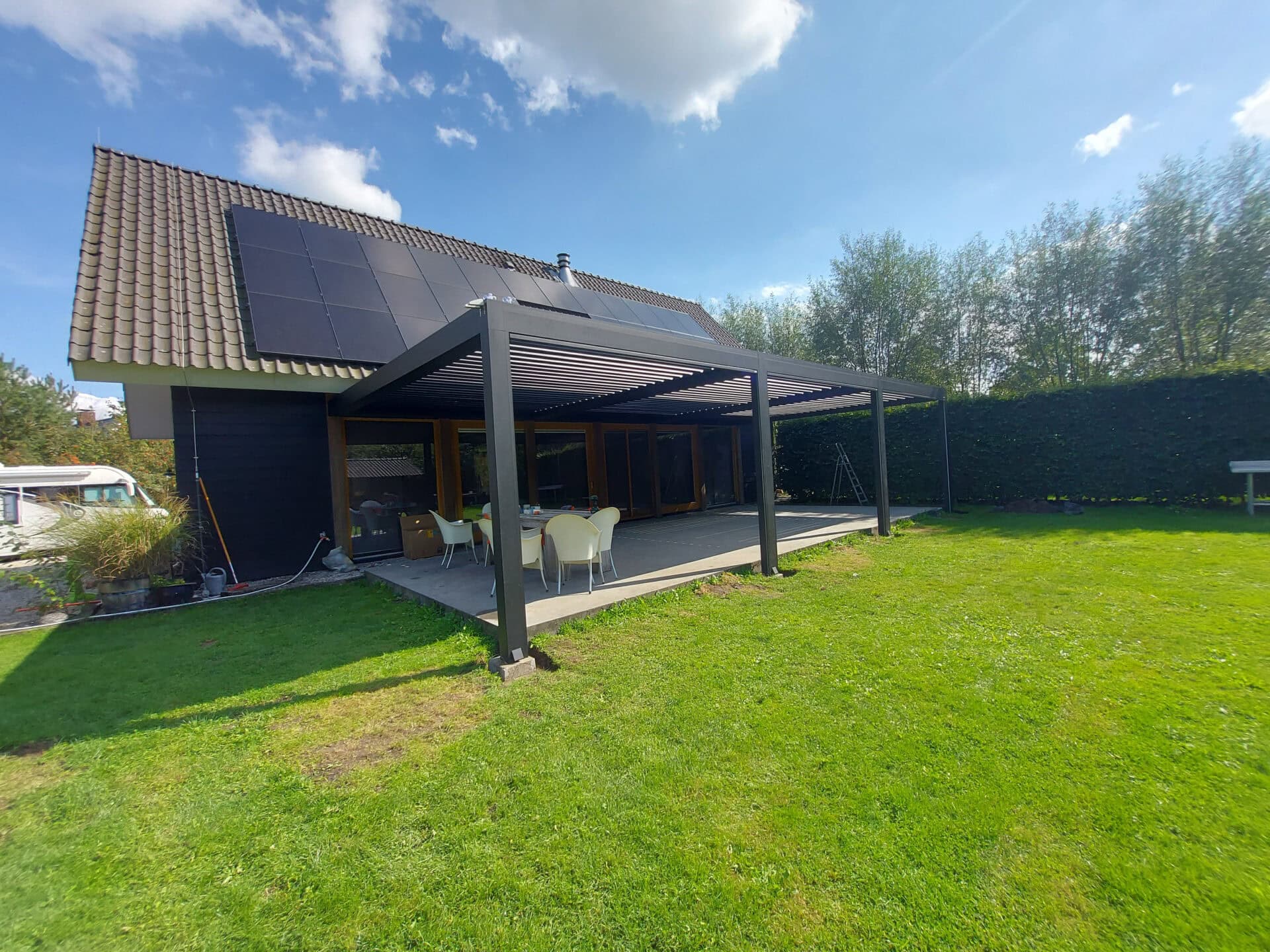 Aanbouw lamellendak in open stand