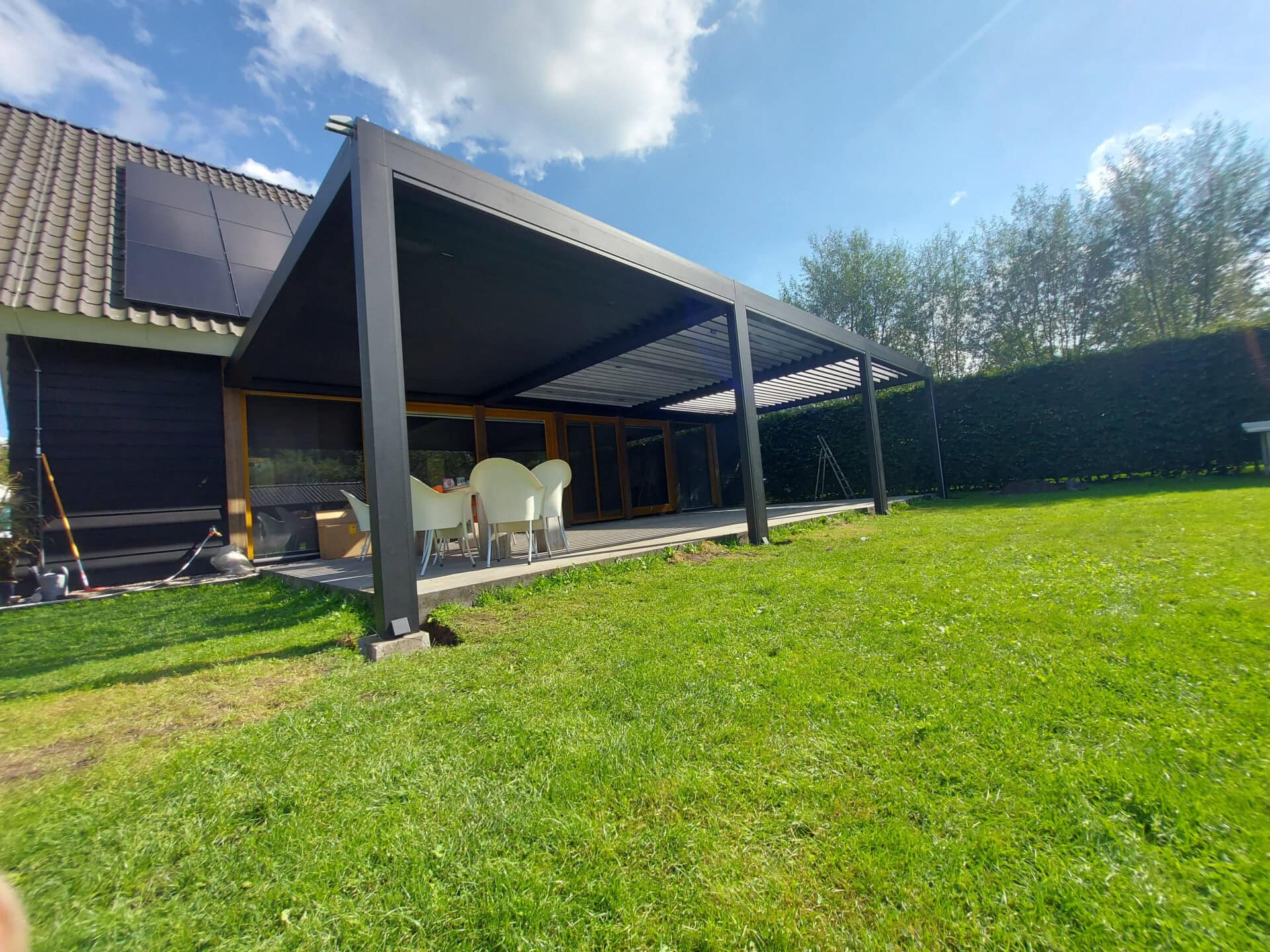 Aanbouw lamellendak in open en gesloten stand