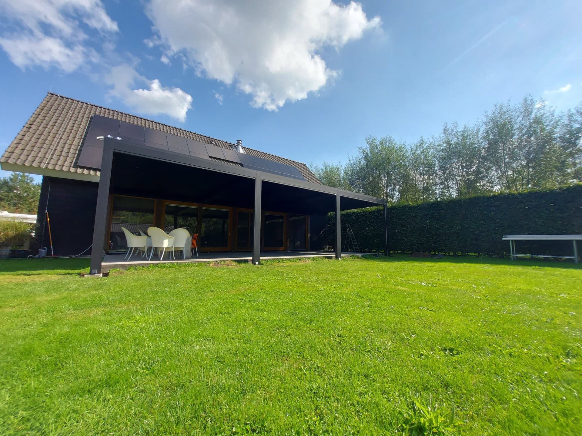 Aanbouw lamellendak in gesloten stand