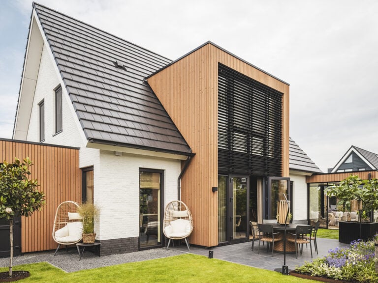 Klassieke woning met lamellen in risaliet