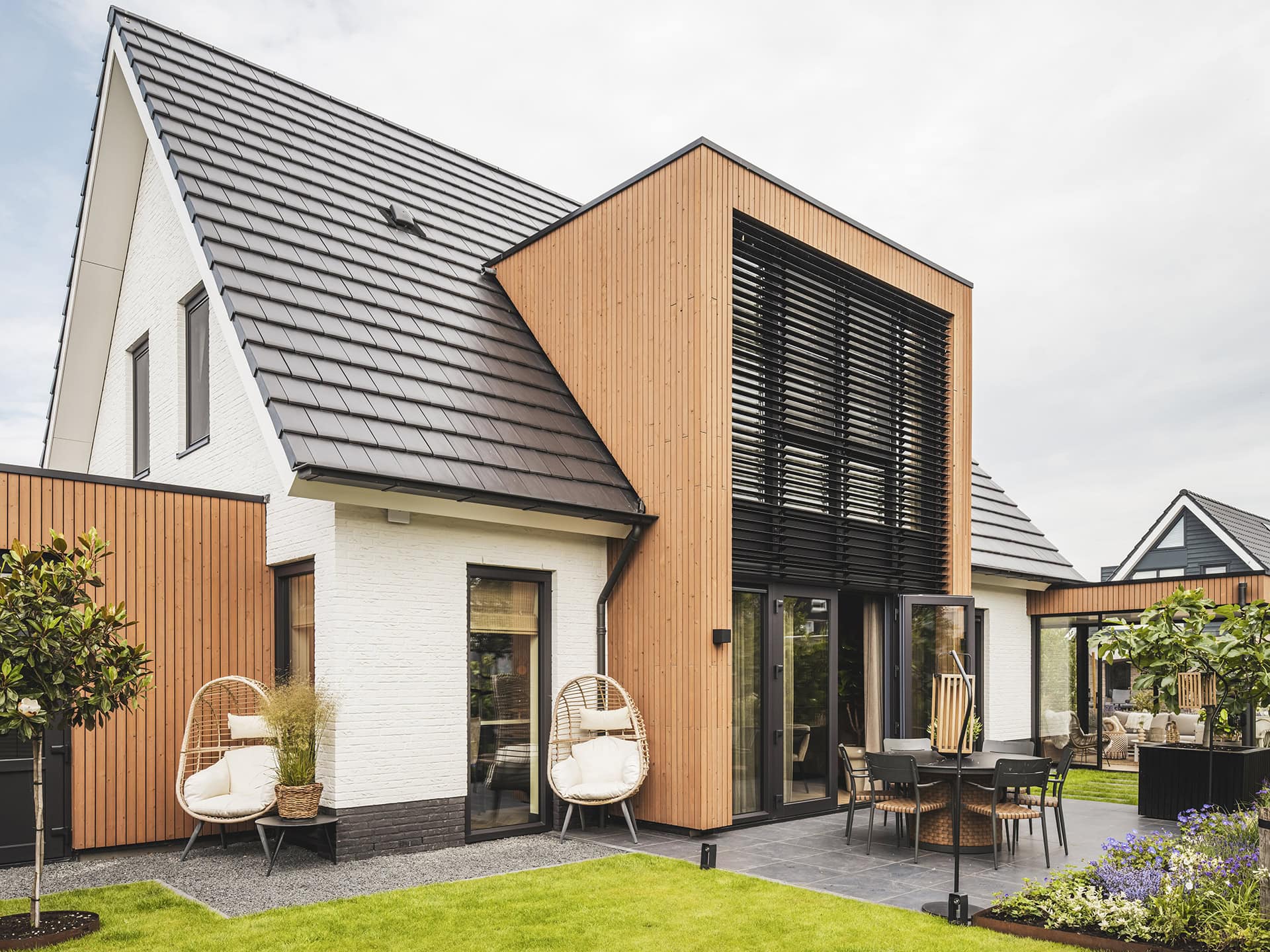Klassieke woning met lamellen in risaliet