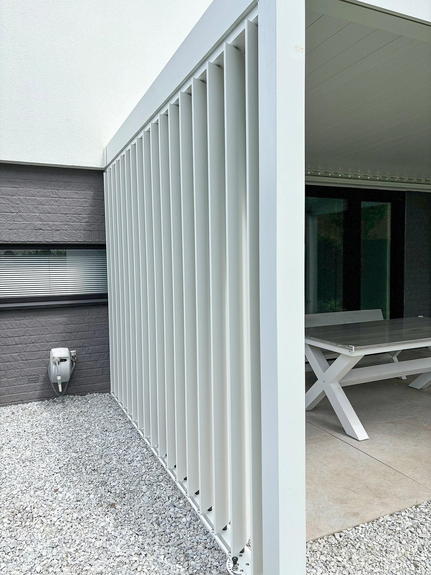 Close-up van verticale lamellenwand bij een terrasoverkapping