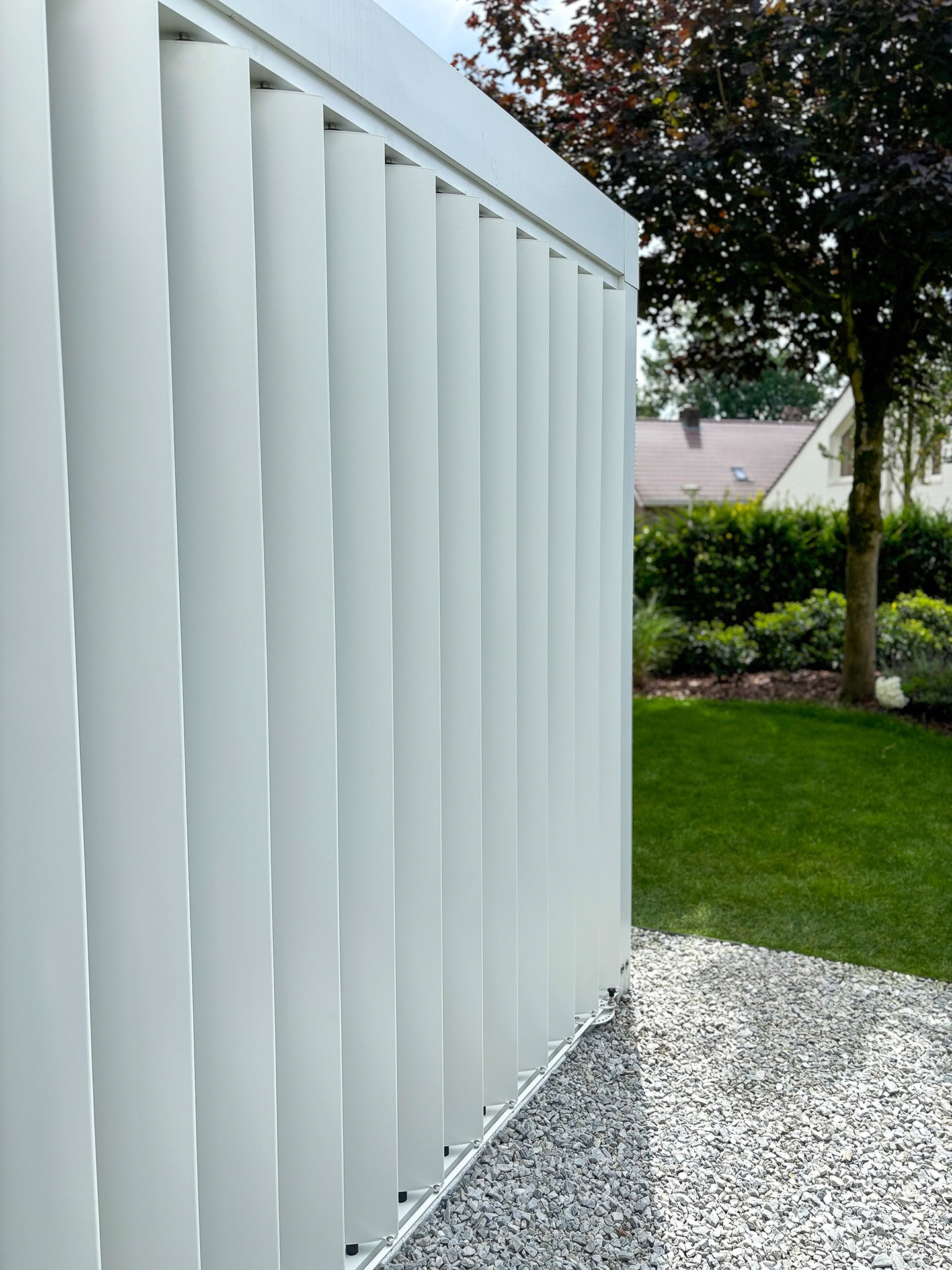 Close-up van verticale lamellenwand bij een terrasoverkapping