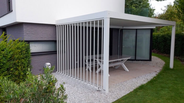Terrasoverkapping met verticale lamellen aan de zijkant