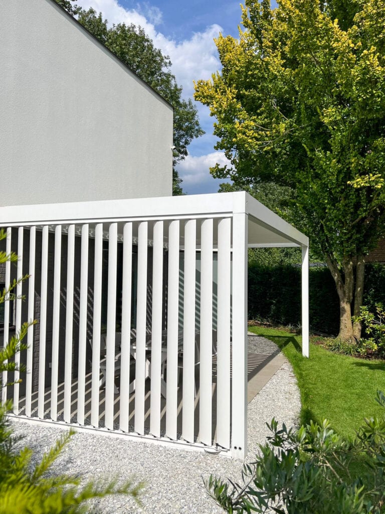 Terrasoverkapping met verticale lamellen aan de zijkant