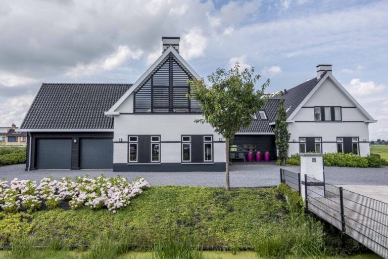 Landhuis met kantelbare lamellen in een driehoek