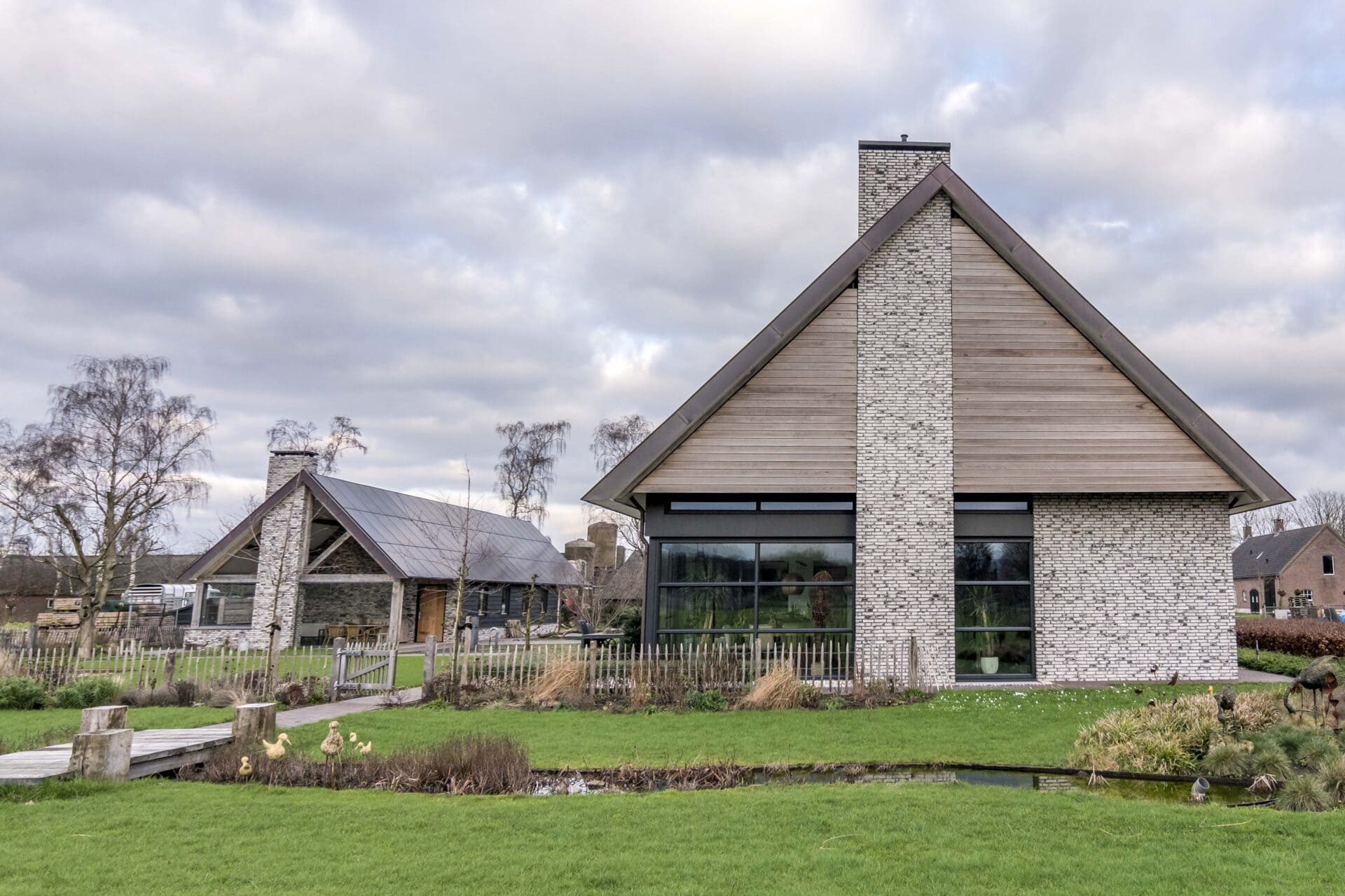 Landelijke woning met houten lamellen in gesloten stand in driehoek