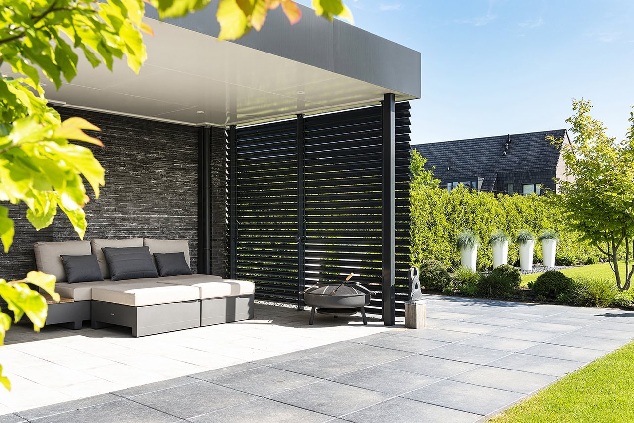 Achterkant lamellenwand bij losstaande overkapping