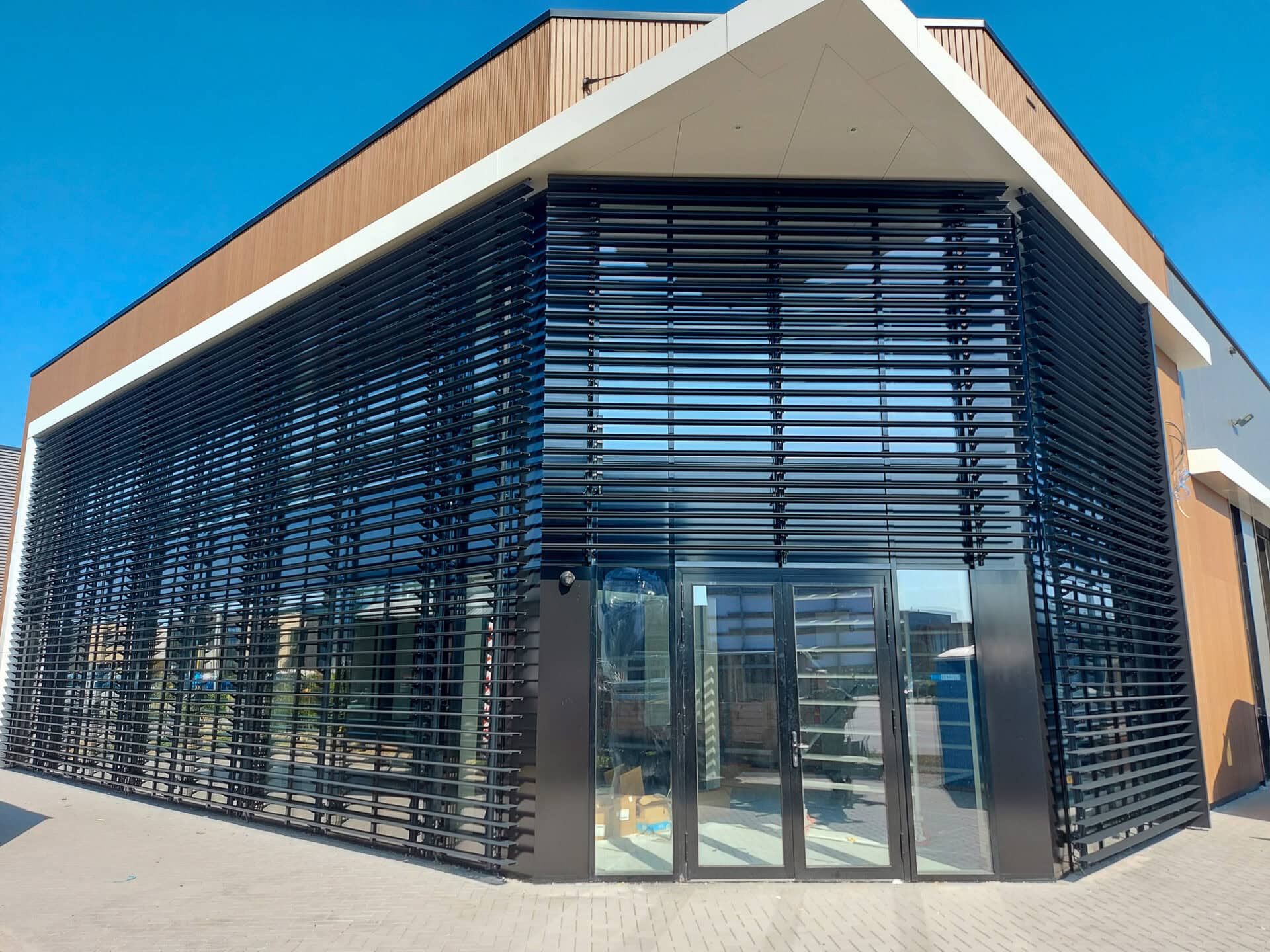 Voorgevel van een kantoor met kantelbare lamellen voor het raam