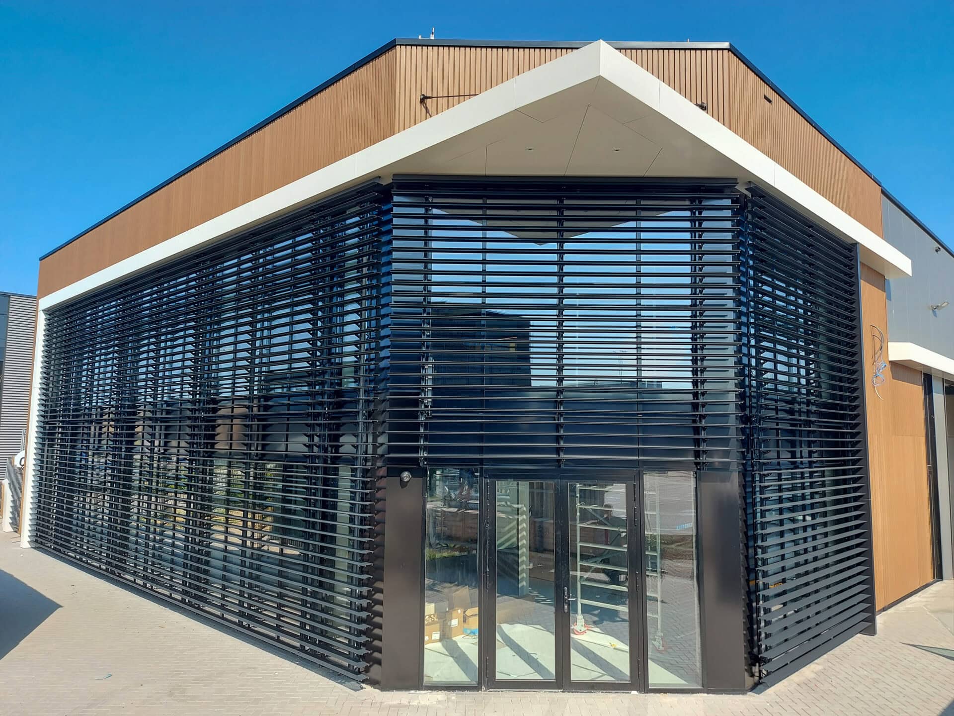 Voorgevel van een kantoor met kantelbare lamellen voor het raam