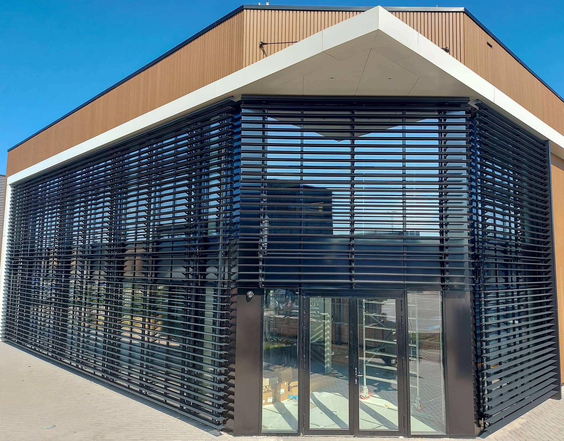 Voorgevel van een kantoor met kantelbare lamellen voor het raam