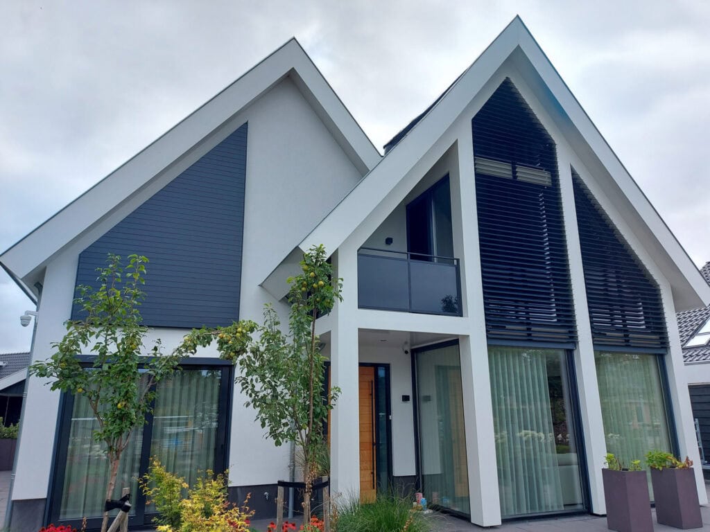 Villa met verschillende kantelbare lamellensystemen in driehoekramen