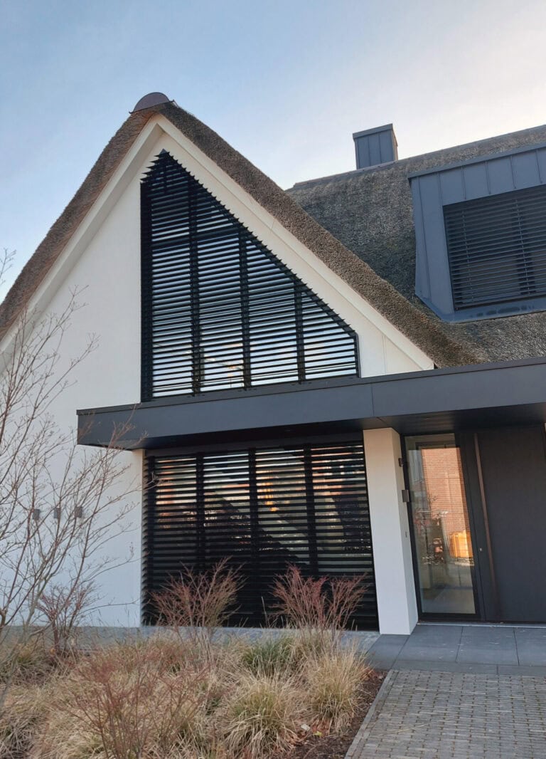 Kantelbare lamellensysteem in 5-hoekig raam plus apart systeem voor de gelijkvloer