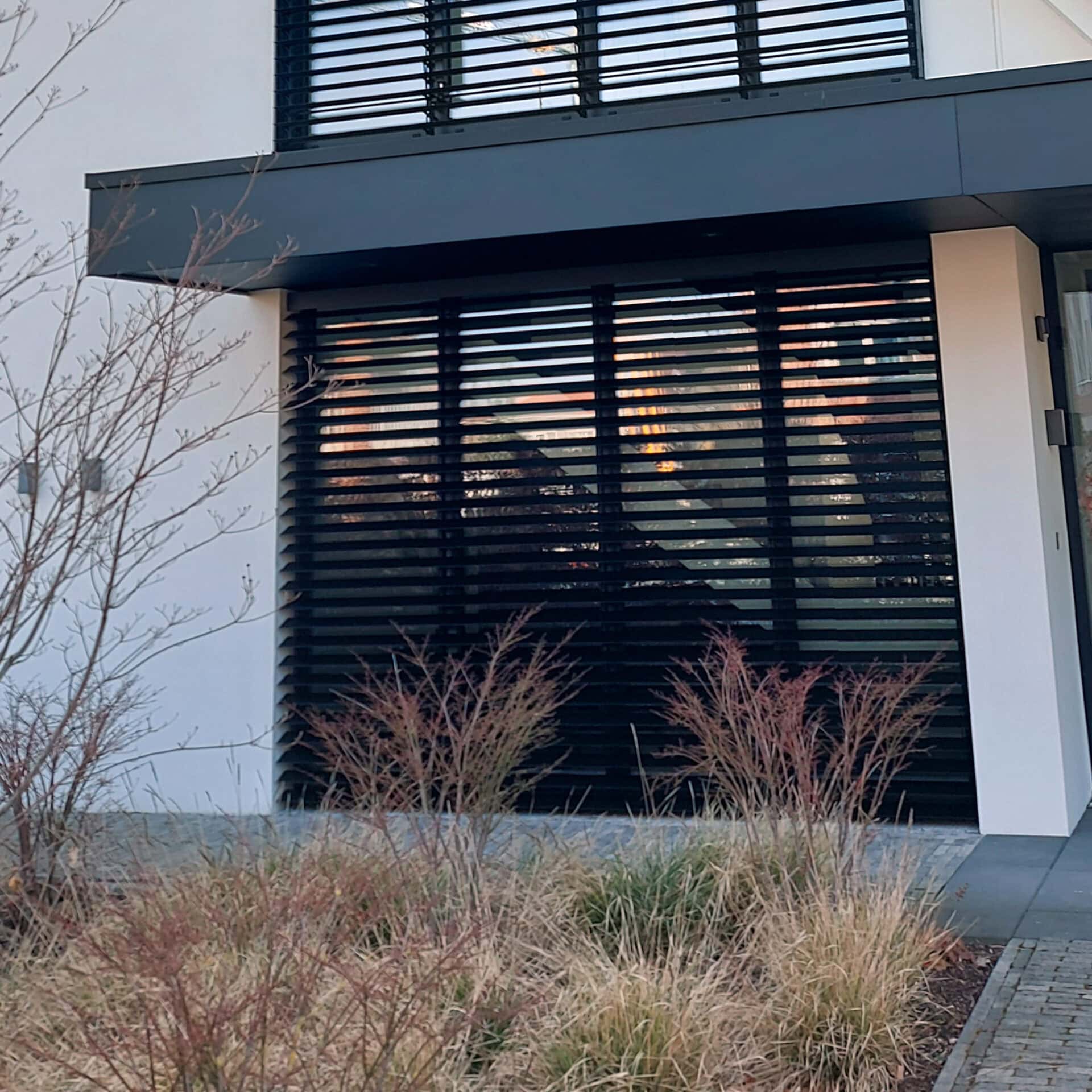 Gelijkvloers voorzien van kantelbare lamellen