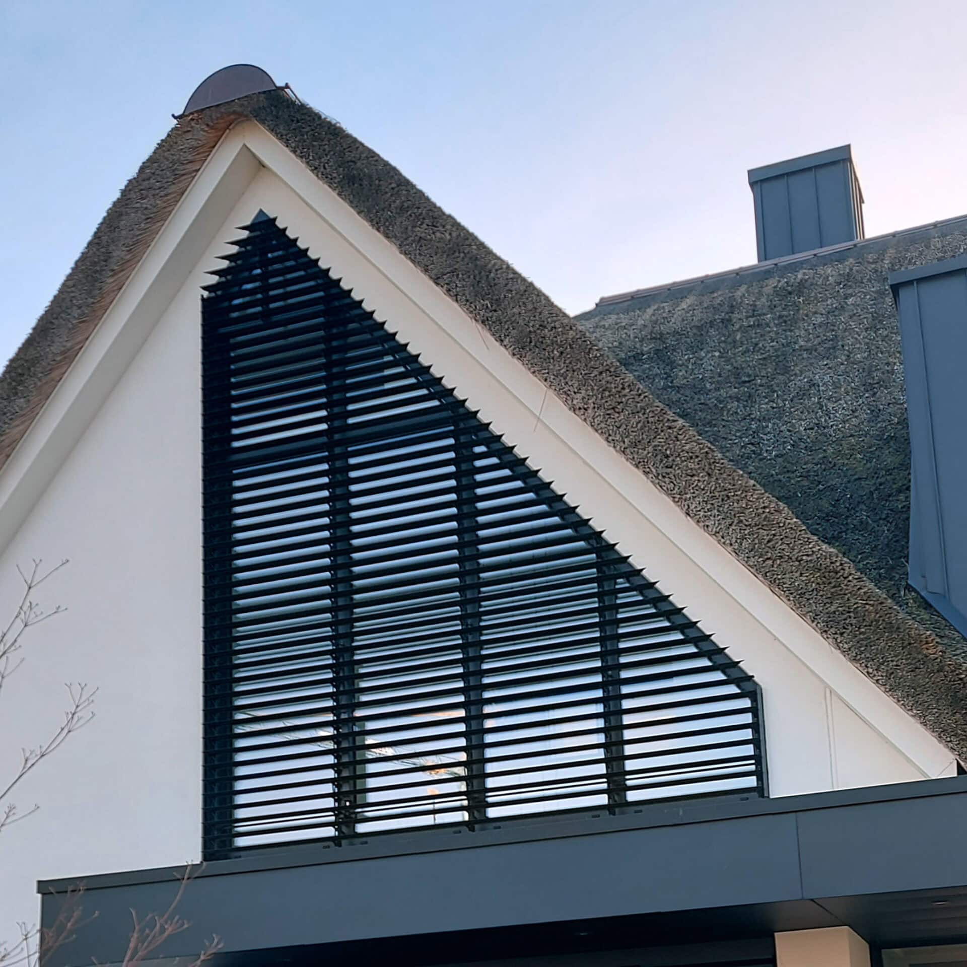 Topgevel van landelijke woning met kantelbare lamellen