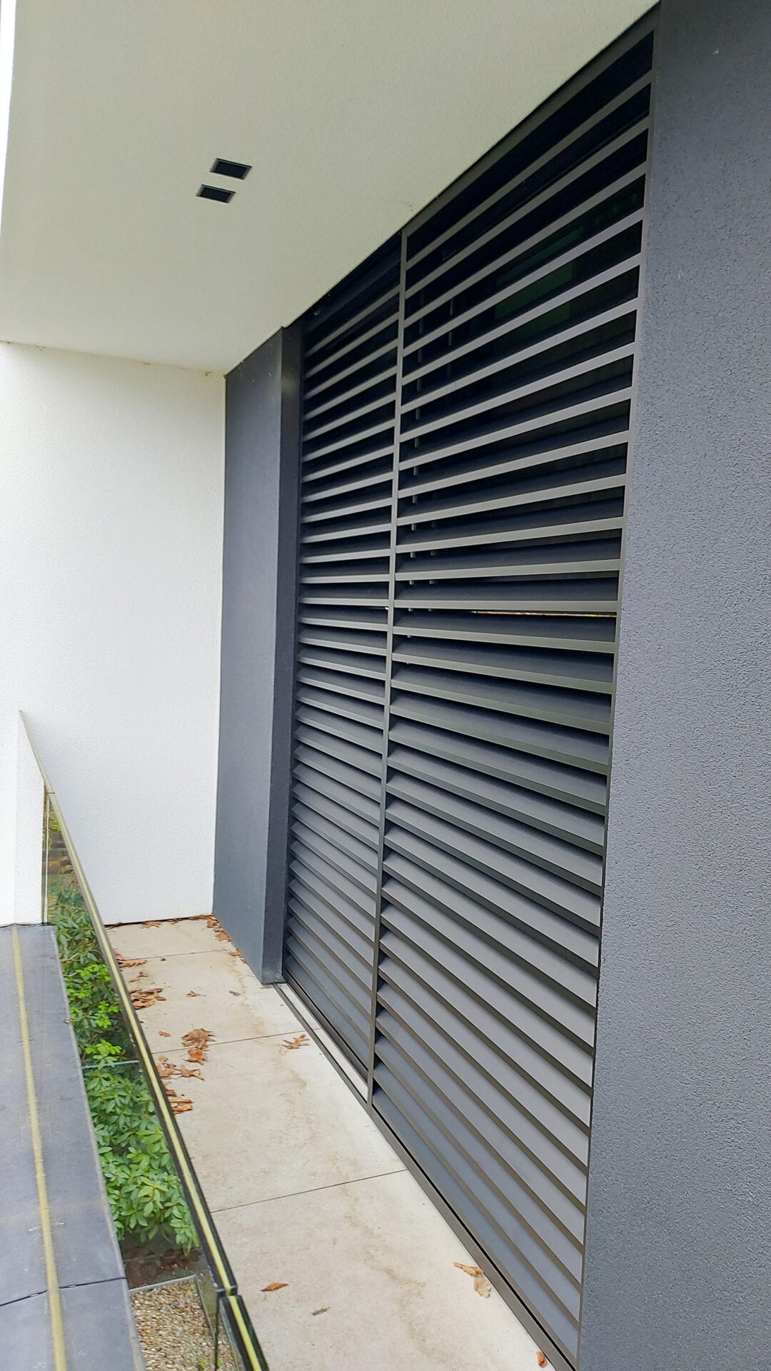 Close-up schuifpanelen van moderne villa op de eerste verdieping